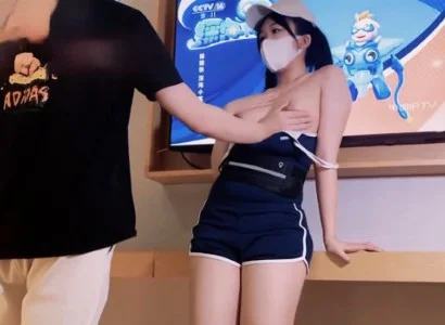 Cô nhân viên xinh đẹp bán TV với vị khách may mắn