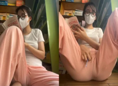 Thiếu nữ vừa đọc sách vừa để sextoy trong lồn