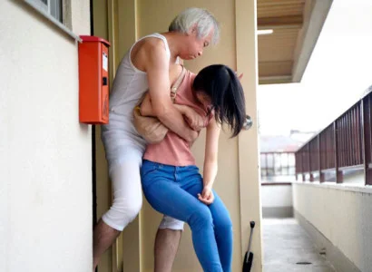 Cô vợ trẻ của con trai bị bố chồng già phang