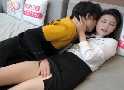 Cô thư ký xinh phục vụ sếp trong bí mật vì tiền